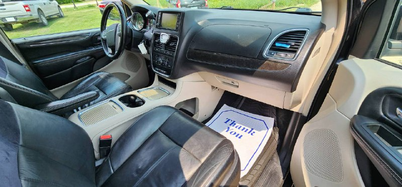 2015 Chrysler Town & Country Limited - Image 8