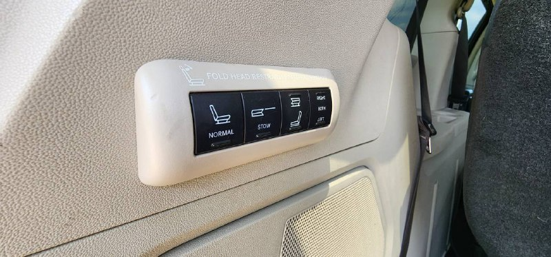 2015 Chrysler Town & Country Limited - Image 10