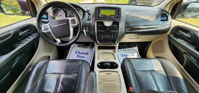 2015 Chrysler Town & Country Limited - Image 13